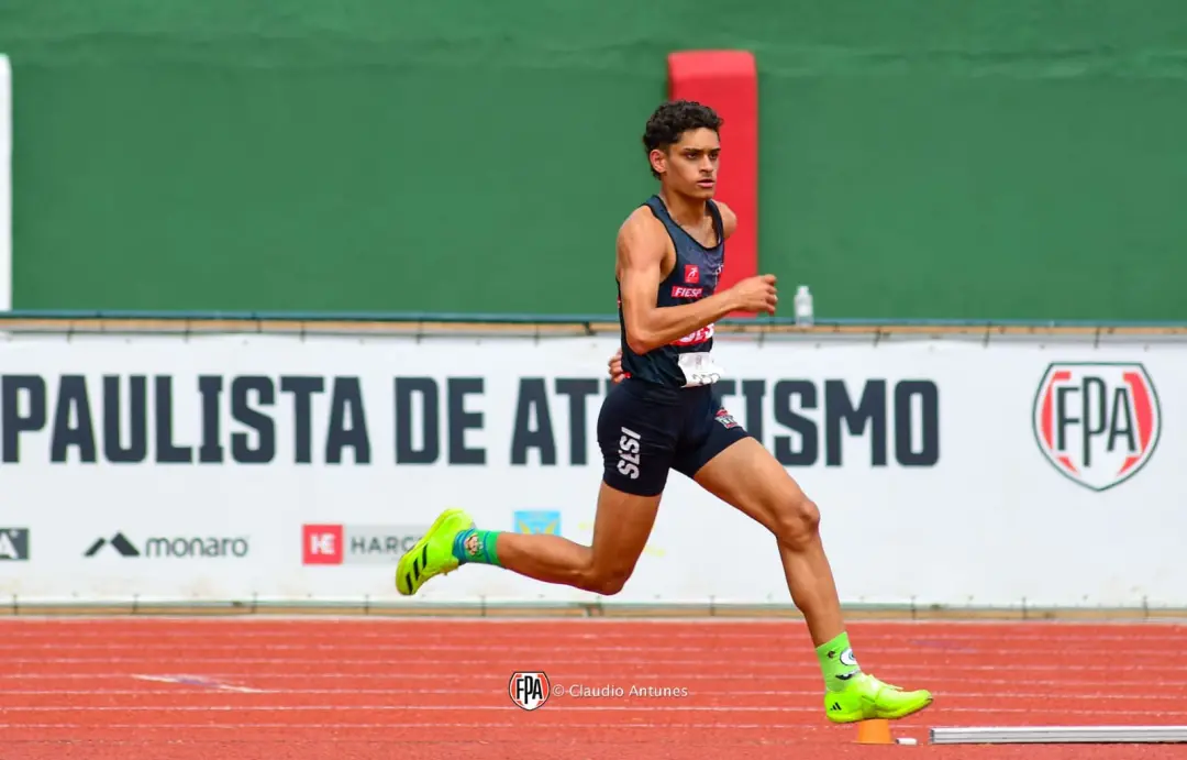 Enzo Procópio saltou 2,02 metros no Campeonato Paulista Sub-16 em Pindamonhangaba, quebrando o recorde brasileiro no sa…