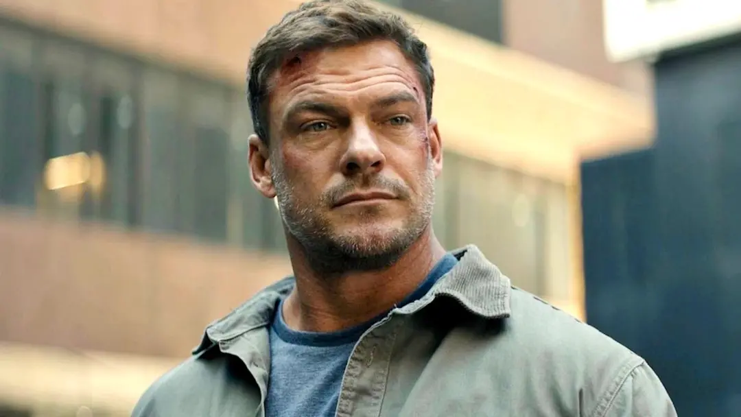 Alan Ritchson lançou um thriller de ação classificado para maiores na Netflix, já que não conseguiu adaptar a temporada…