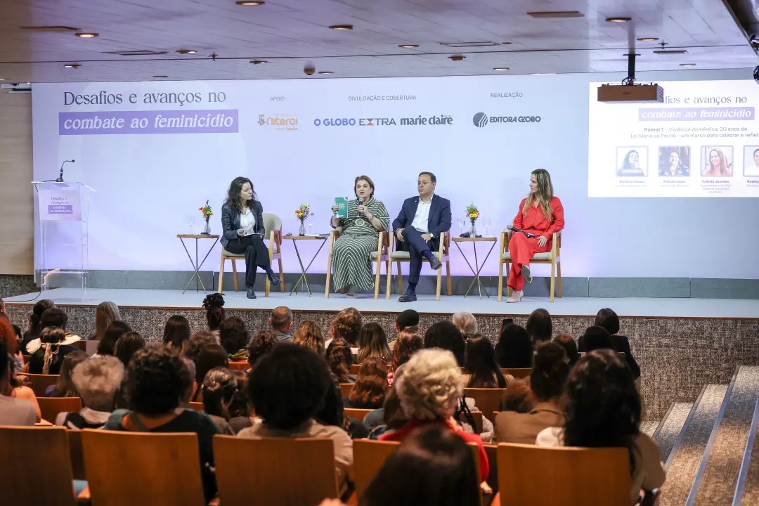 Vinte anos da Lei Maria da Penha foram discutidos no Centro do Rio, analisando os avanços e desafios do combate ao femi…