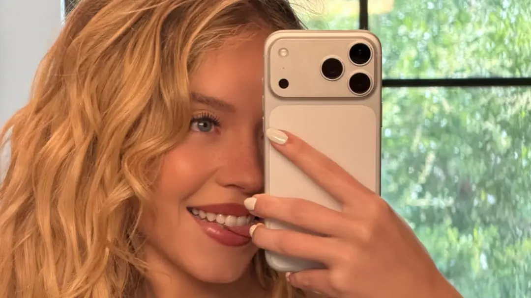 Sydney Sweeney postou fotos em um conjunto de lingerie preta Syrn enviando mensagem secreta para Scooter Braun. É inter…