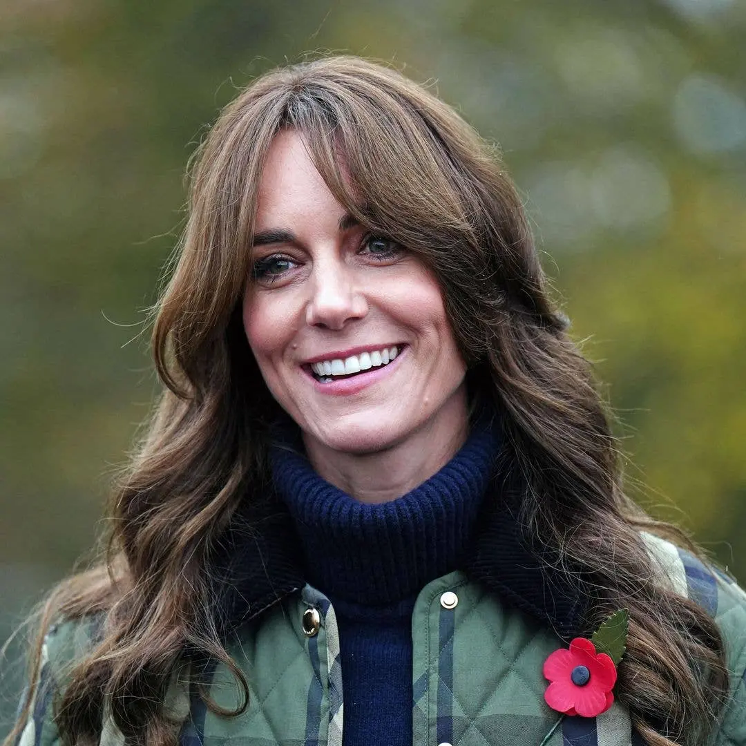 Kate Middleton adotou um visual outonal mais escuro e luxuoso nos compromissos recentes. A escolha de tons mais profund…