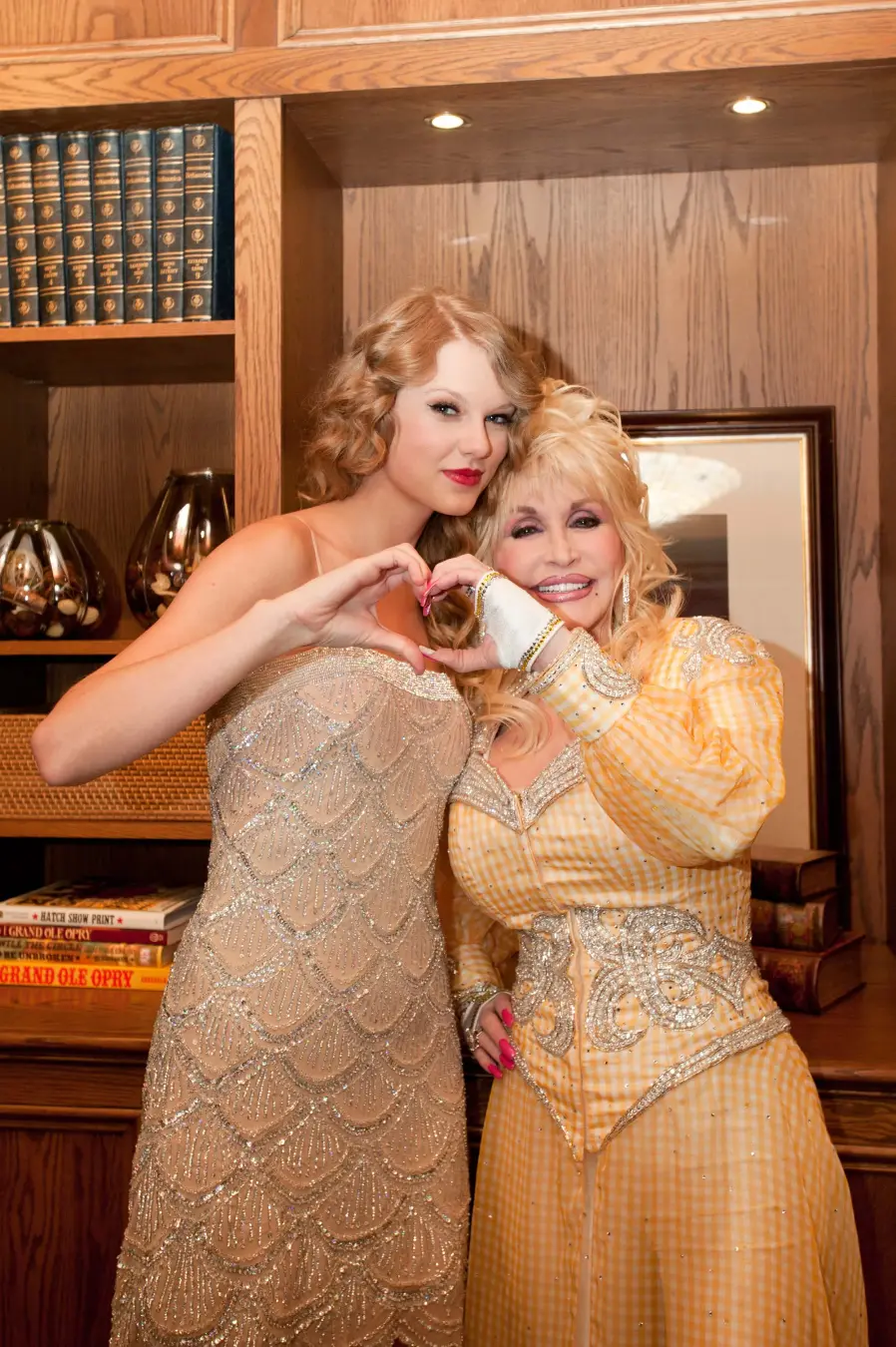 Taylor Swift homenageou Dolly Parton na MTV VMAs 2026 ao ganhar o prêmio de vídeo do ano. É importante reconhecer quem …