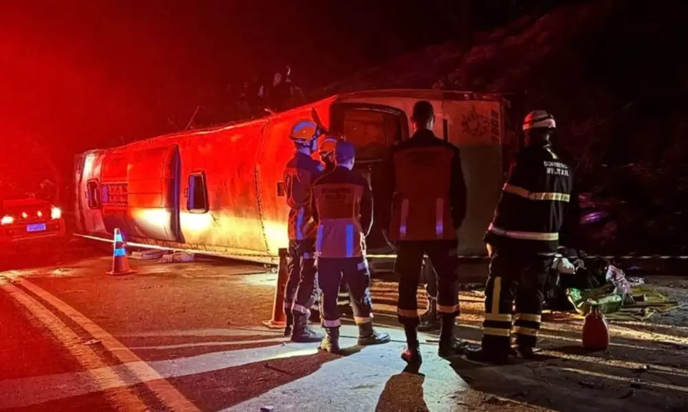Três mortos e quarenta e quatro feridos depois que um ônibus de turismo tombou na BR-262, em Ibatiba, Espírito Santo. F…