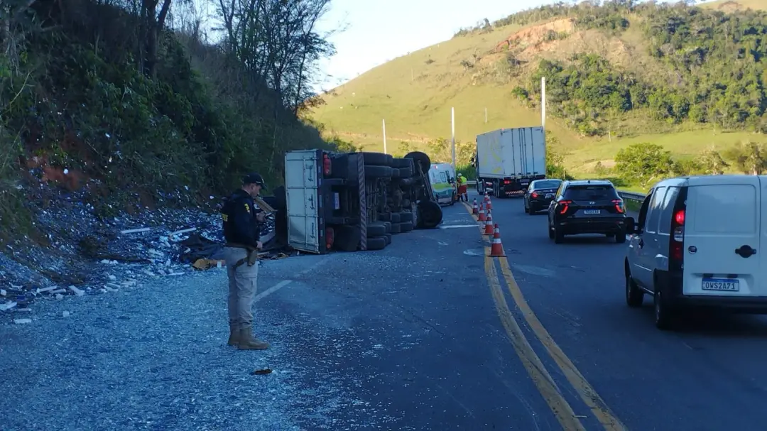 BR-116, em Leopoldina, teve carreta com 32 toneladas de vidro tombando no domingo. A interdição foi necessária para o s…