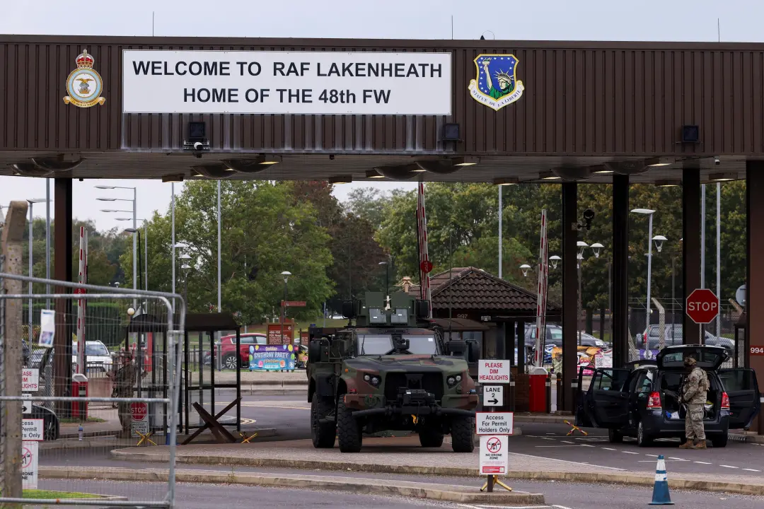 Cinco homens britânicos foram presos no Reino Unido por suspeita de tentativa de ataque terrorista perto da base aérea …