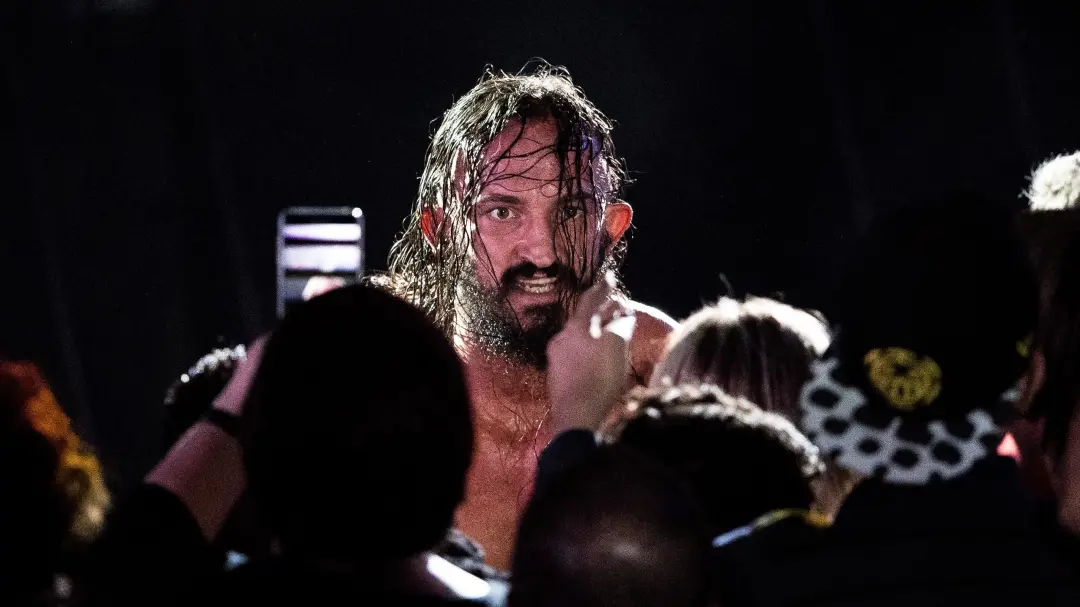 Ex-estrela da WWE, atuando em um grande evento da AEW, faleceu um dia depois de sua última luta. É uma pena ver isso no…