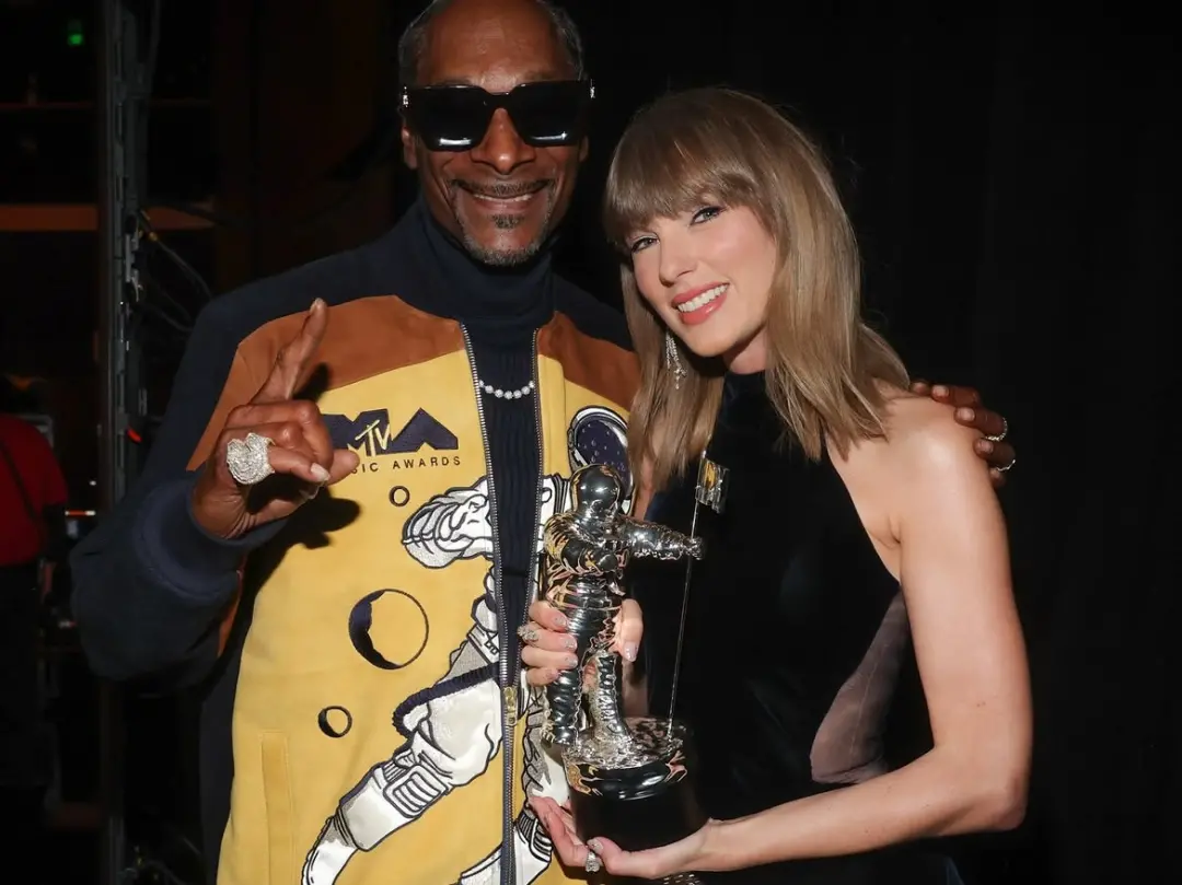 Madonna consagrada no VMA 2026, levando sete troféus em Los Angeles, incluindo Artista do Ano e Melhor Álbum. É um reco…