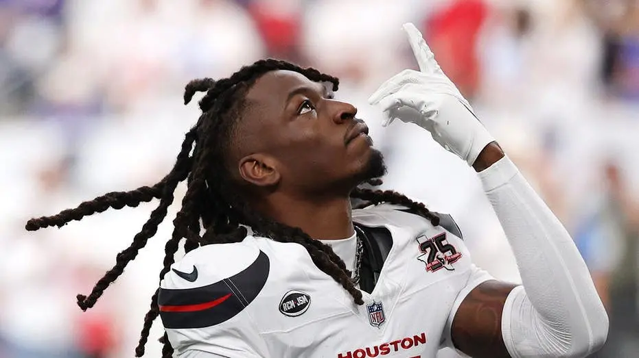 Bo Nix e Talanoa Hufanga falaram que a gloria é de Deus depois da vitória dos Broncos sobre os Cowboys. É um movimento …