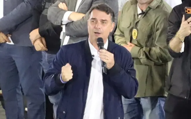 Flávio Bolsonaro acusou PT e CNBB de espalhar fake news sobre Nossa Senhora Aparecida durante evento em Goiás. A entida…