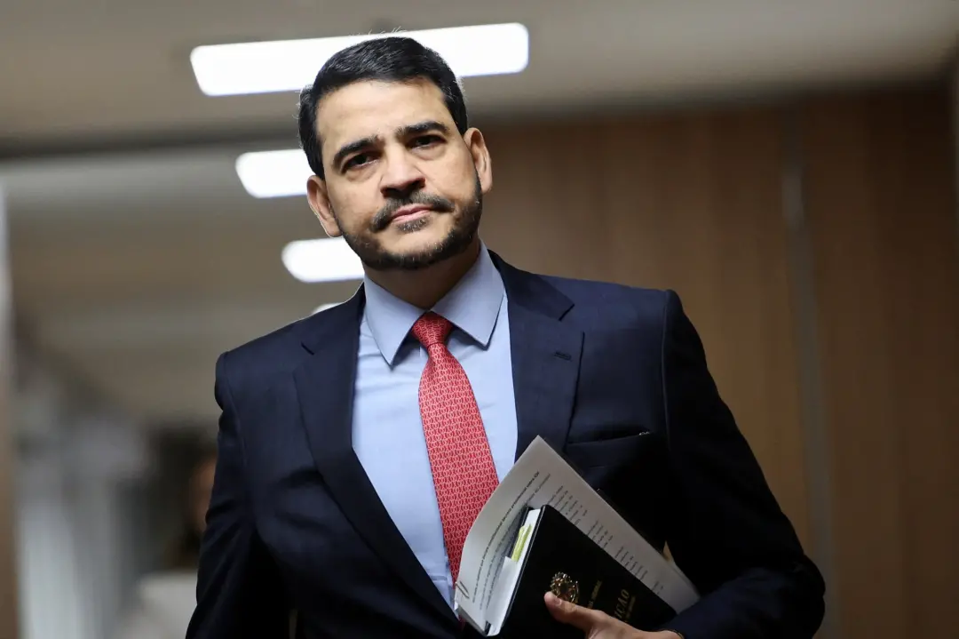 Jorge Messias repudiou a fala de Flávio Bolsonaro sobre a CNBB ajudar em fake news de Nossa Senhora Aparecida. Diz que …