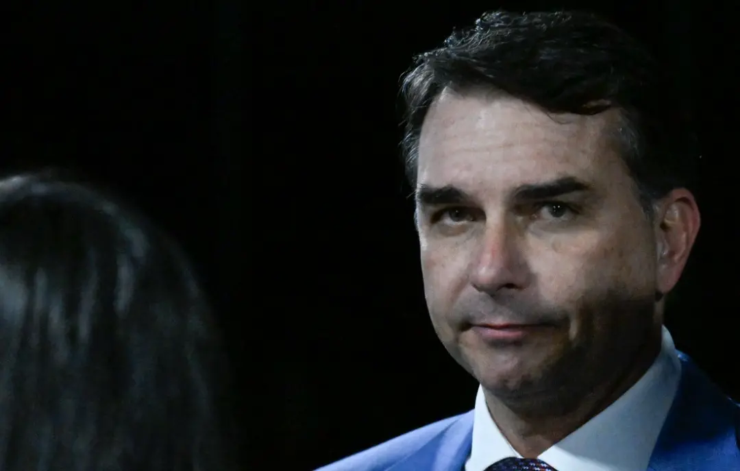 Flávio Bolsonaro afirmou em Goiânia que o PT teria usado gente da CNBB para inventar a fake news sobre tirar Nossa Senh…