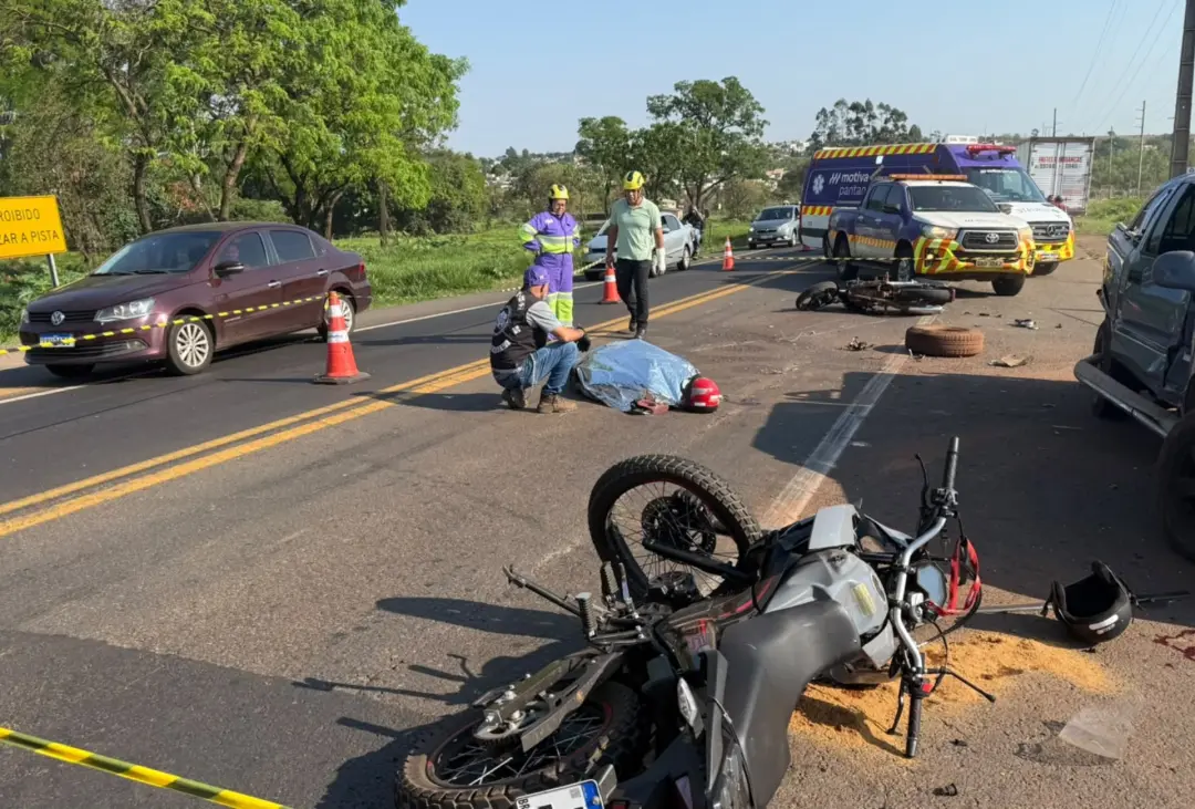 BR-163, na saída de Campo Grande para Cuiabá, um motociclista morreu em acidente envolvendo duas motos e caminhonete. A…