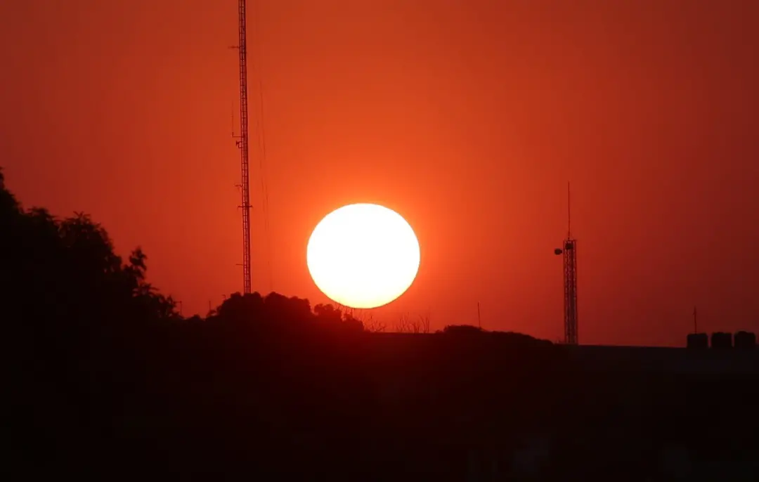 Cuiabá e outros municípios de Mato Grosso têm previsão de chegar a 42 graus nesta segunda-feira. Esse calor extremo afe…