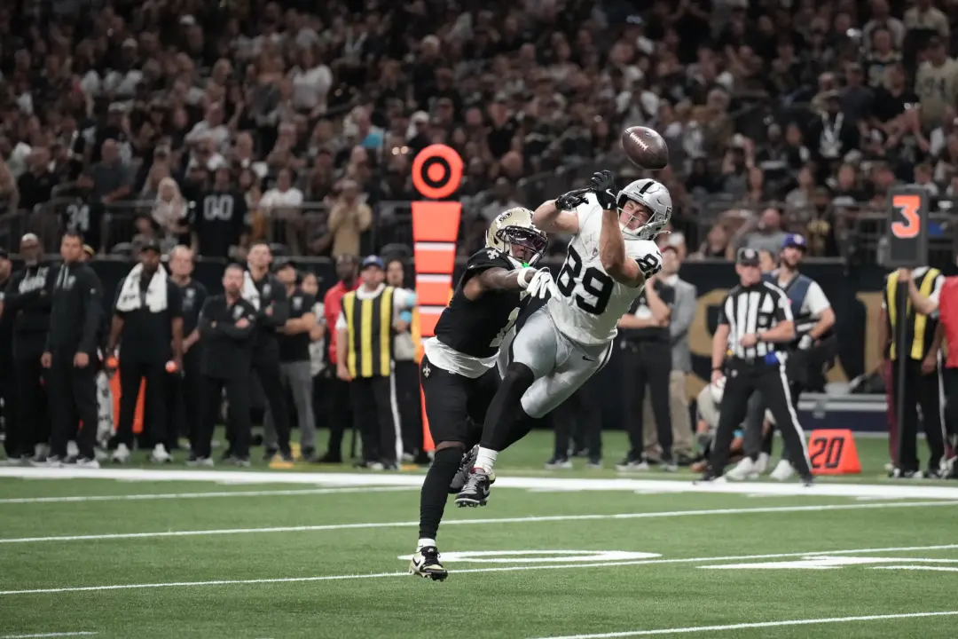 Brock Bowers teve um retorno show contra os Saints, marcando 116 jardas e um touchdown. Depois de passar por uma cirurg…