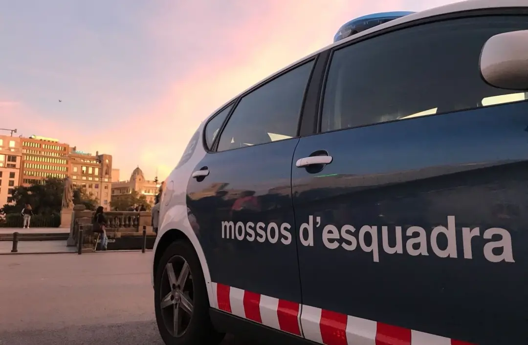 Barcelona teve uma adolescente de 14 anos detida após ameaçar matar alunos de uma escola. A polícia agiu assim que rece…