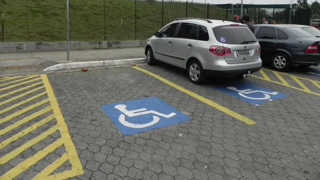 Idosos e PcDs podem tirar a credencial de estacionamento gratuita pela internet, usando o Portal da Senatran ou o aplic…