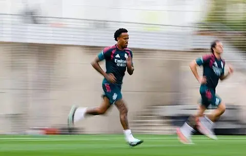 Éder Militão treina com o grupo do Real Madrid, avançando na recuperação da lesão no tendão do bíceps femoral da perna …