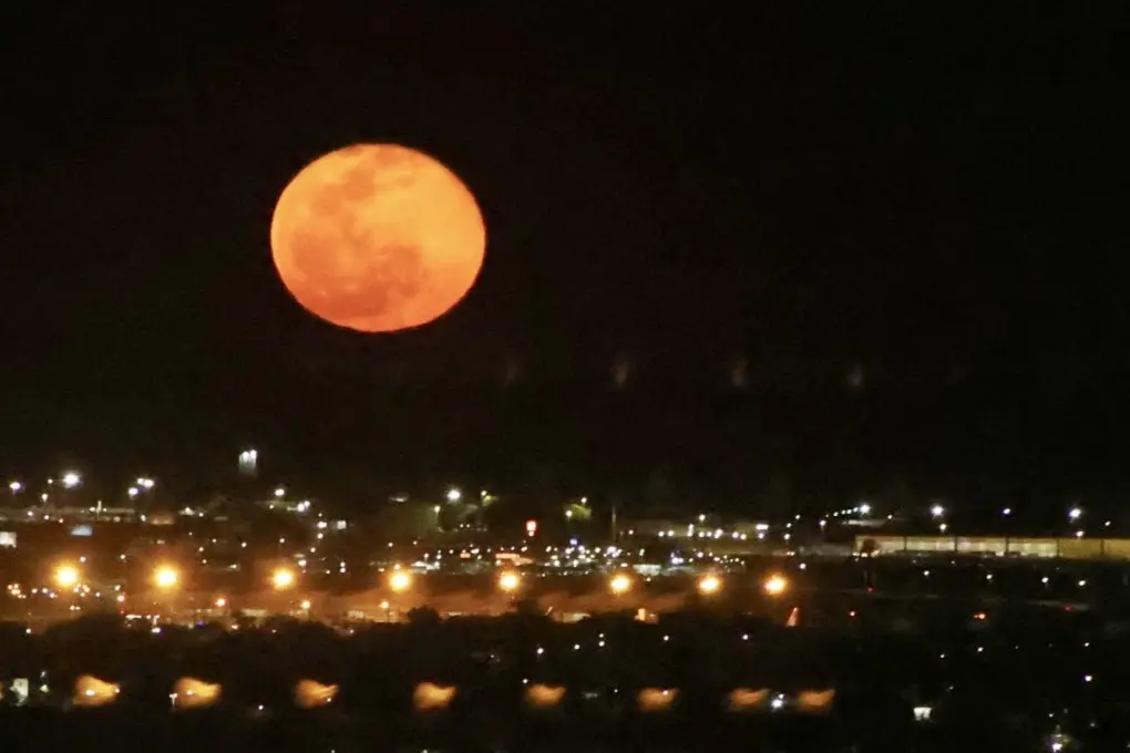 Lua da Colheita com brilho intenso no céu de Goiânia no sábado, 26. Essa Lua Cheia, mais perto do equinócio, mostra a p…