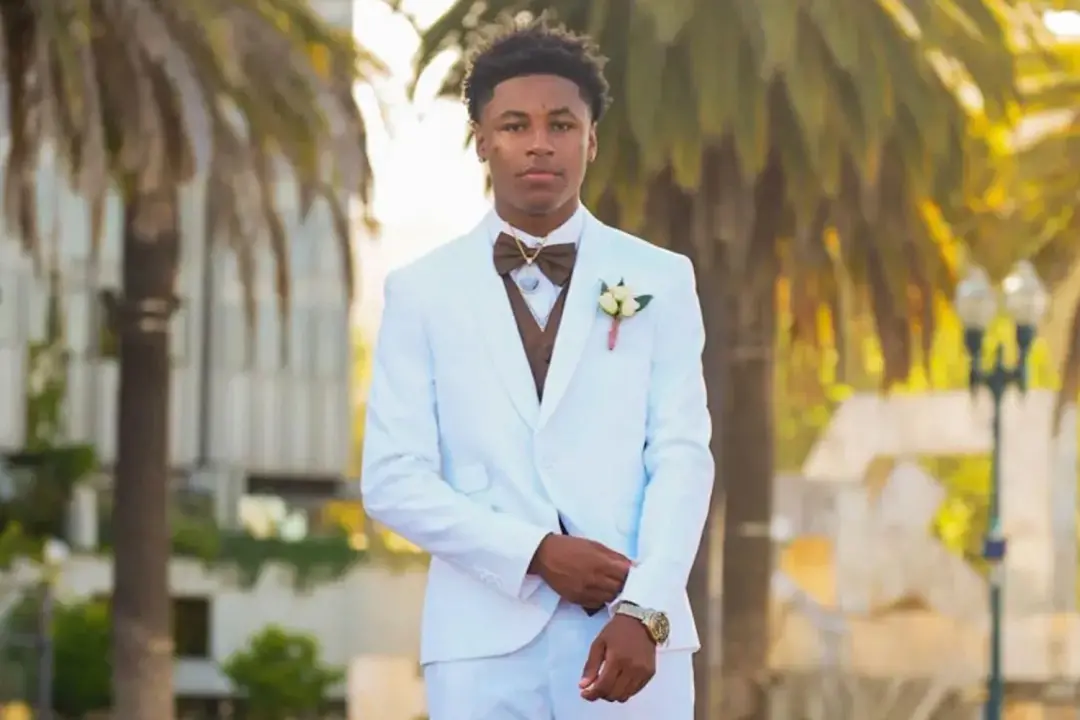 Ja Marion Grace, um jogador de futebol americano de 19 anos, faleceu em um acidente de carro em San Jose, Califórnia. É…