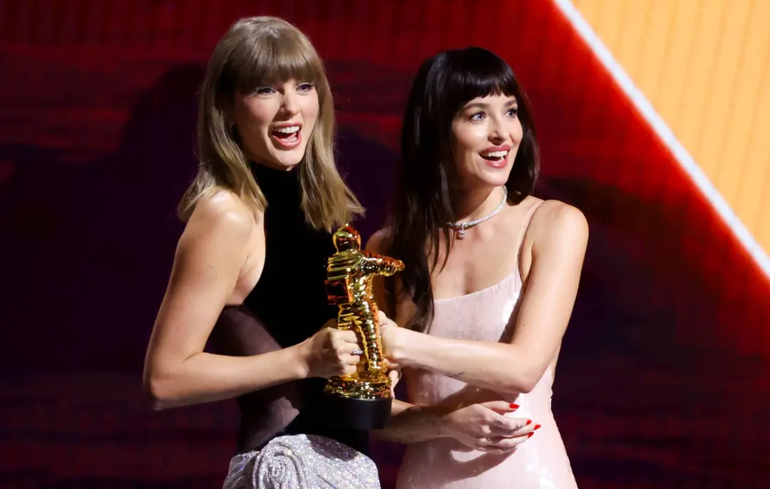 Taylor Swift estreou o videoclipe Patient Zero no MTV Video Music Awards, com Dakota Johnson e Colin Farrell. A históri…
