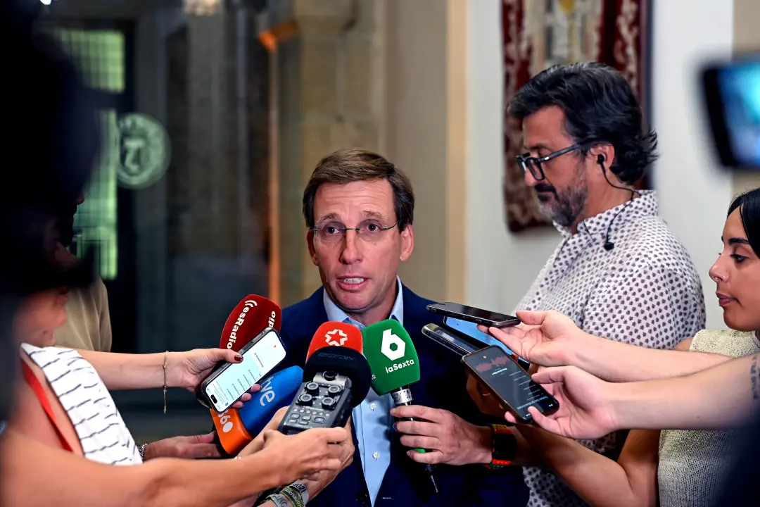 Almeida aceita intervenção do Ayuntamiento para remover acampamento na Puerta del Sol, enquanto Ayuso culpa o Governo p…
