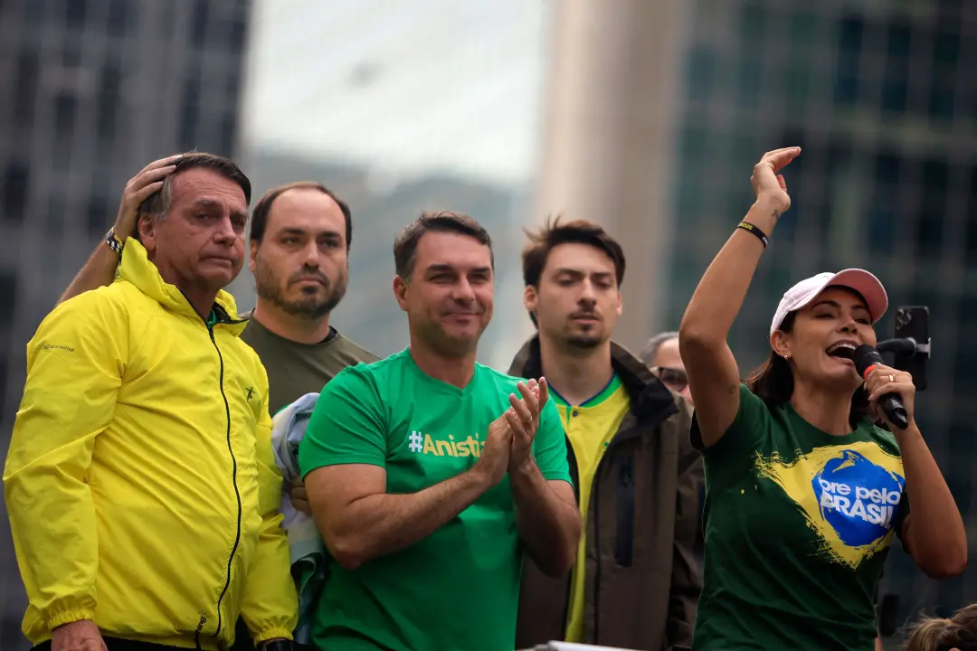 90 transferências Pix pra Flávio Bolsonaro, comparado aos 853 do pai em 2022. Esse movimento de pequenas doacoes não se…