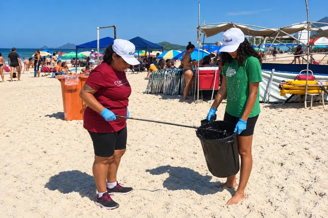 Praia da Barra teve um mutirão de limpeza no Posto 3, onde os resíduos coletados servirão para uma escultura de recicla…
