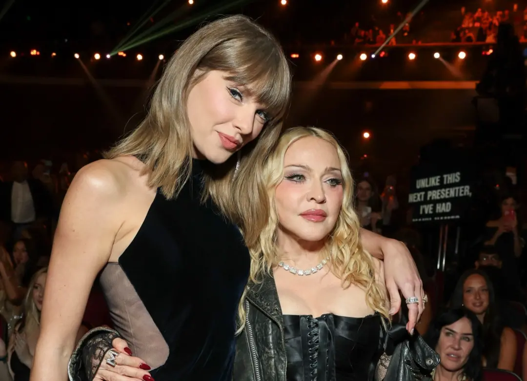 Madonna levou o prêmio de Artista do Ano no MTV Video Music Awards de 2026, depois de ganhar Melhor Colaboração com Sab…
