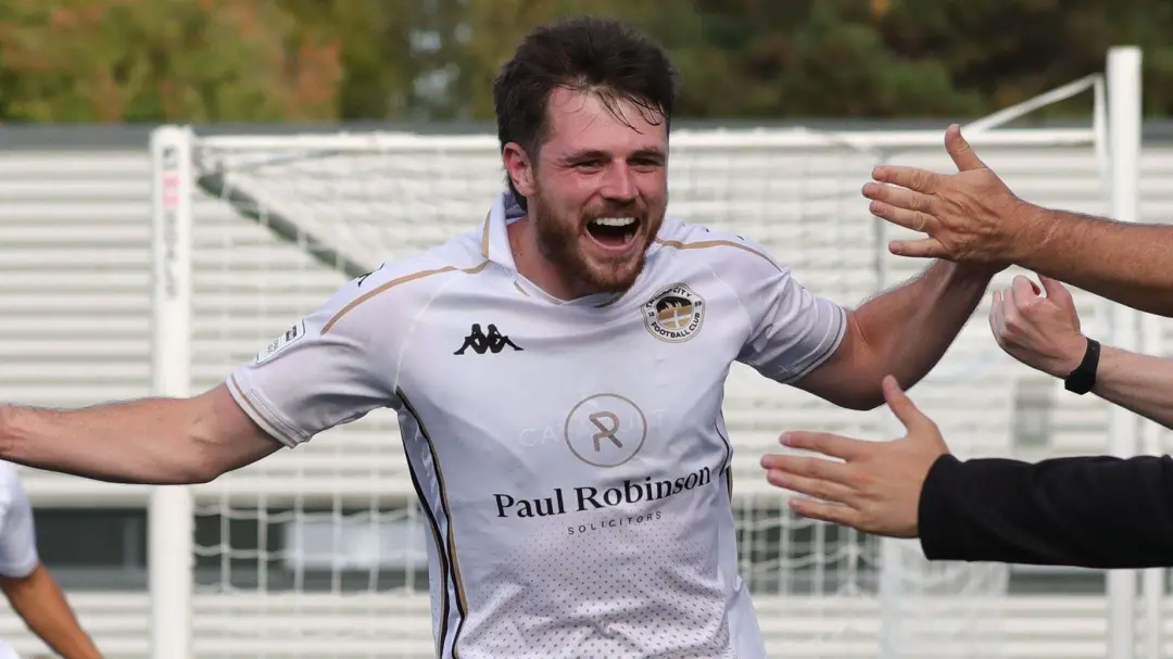 Estretton marcou dois gols e levou o Truro a vencer o Maidstone United por 2 a 1. O atacante pode ser um dos melhores d…