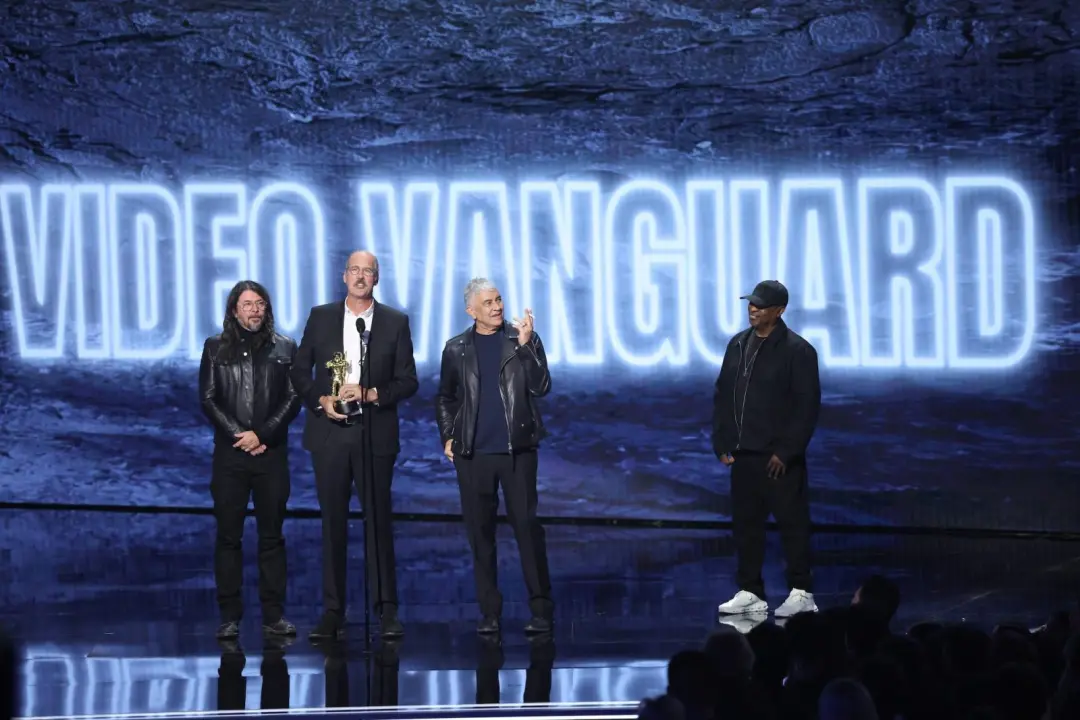 Dave Grohl e Krist Novoselic receberam o prêmio Video Vanguard no MTV Video Music Awards em Los Angeles. A ideia do Nir…