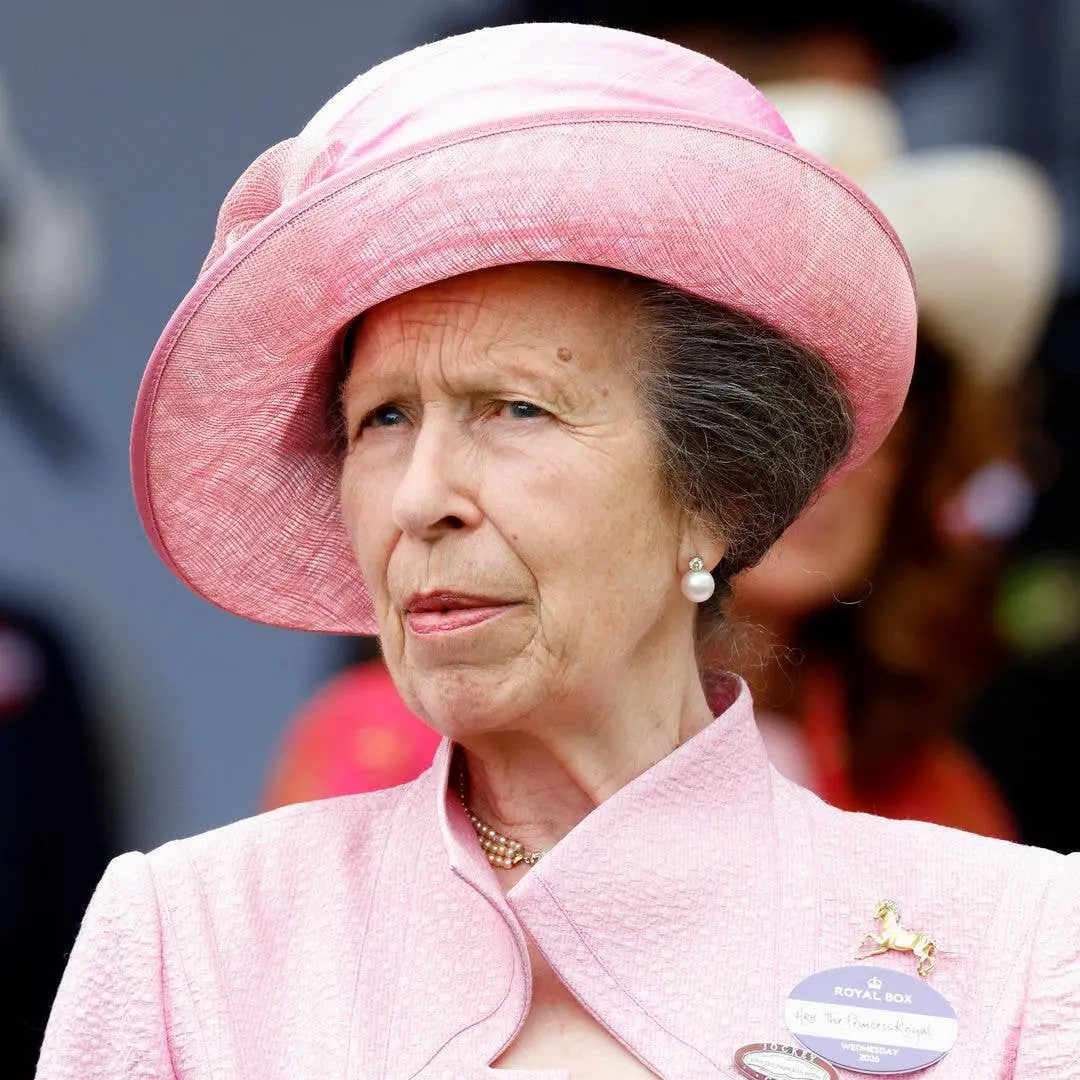 Princess Anne visitou a Universidade de York e encontrou o técnico de rúgbi Kevin Sinfield no desafio 7 em 7. A presenç…