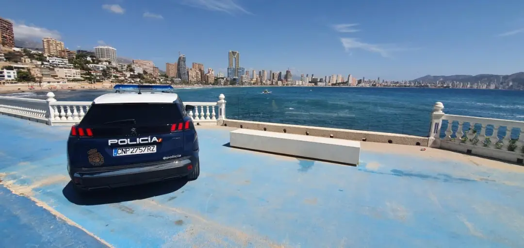 Benidorm tem mulher assassinada com arma branca, polícia investiga como possível crime machista e prendeu o parceiro. E…