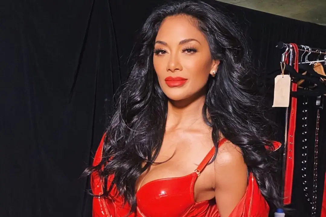 Nicole Scherzinger sofreu queimaduras horríveis na perna uma hora antes de se apresentar com The Pussycat Dolls. É uma …
