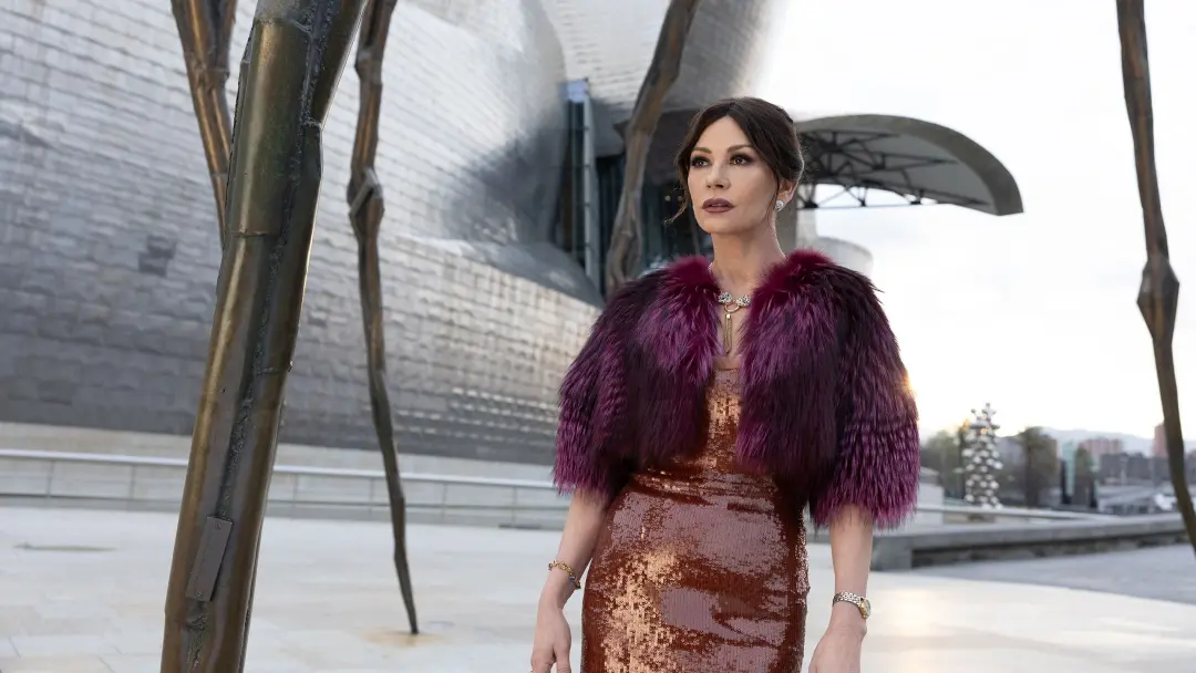 Catherine Zeta Jones no Kill Jackie, série da AMC+, como Jackie Price, uma traficante de drogas virou negociante de art…
