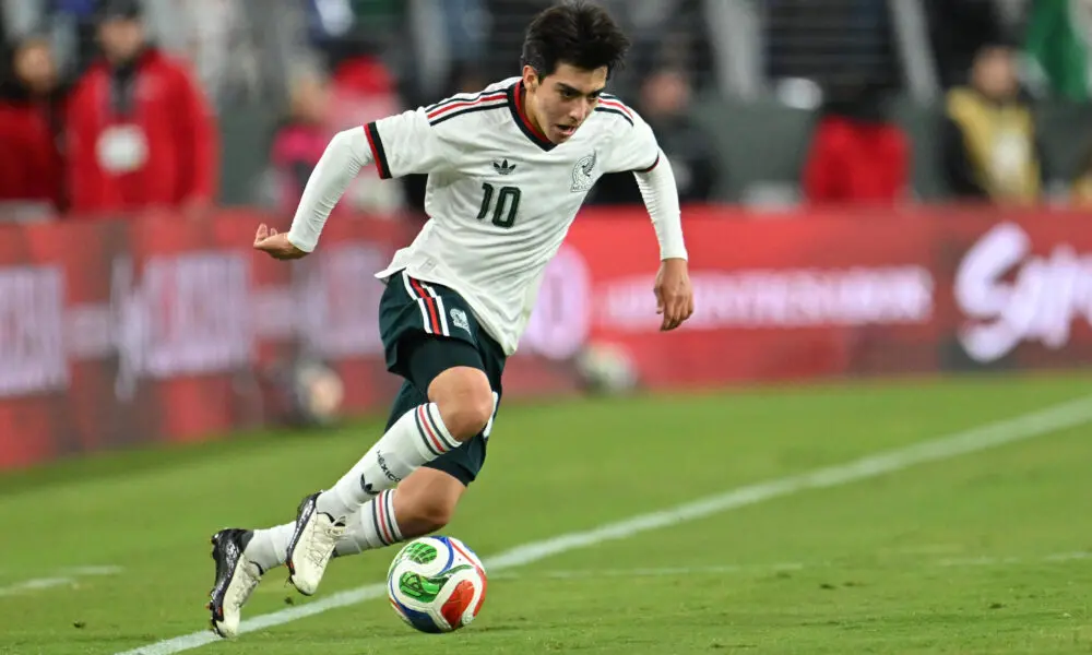 Gilberto Mora, craque de 17 anos do Tijuana, atrai interesse do Real Madrid e do Barcelona. Aos 13 jogos pela seleção e…
