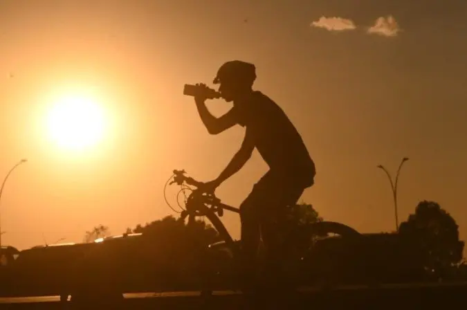 Belo Horizonte atingiu 35,6 graus no domingo, a maior marca em 2026, e a onda de calor segue com alerta vermelho em oit…