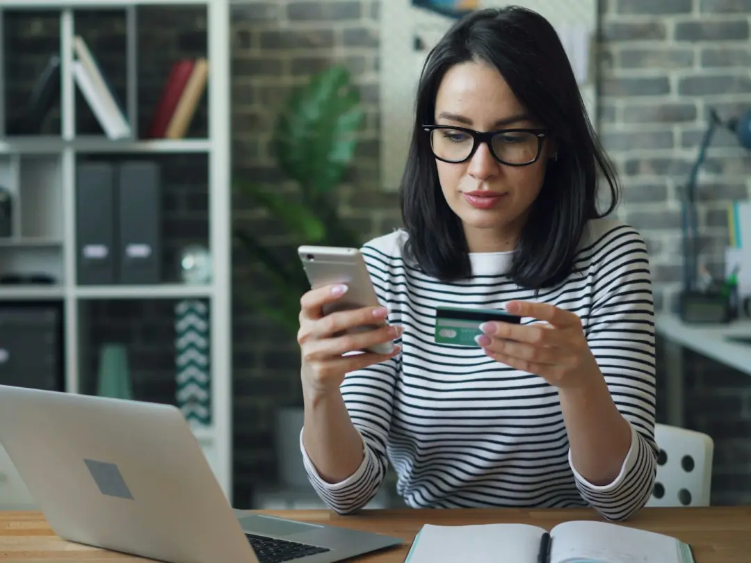 Excesso de opções na compra online pode ser um obstáculo, mesmo com mais alternativas. A gente pensa que tá sendo racio…