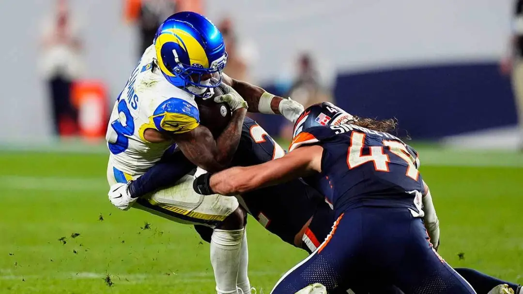Kyren Williams, do Los Angeles Rams, disse que está bem mesmo depois de parecer ter se machucado numa jogada final cont…
