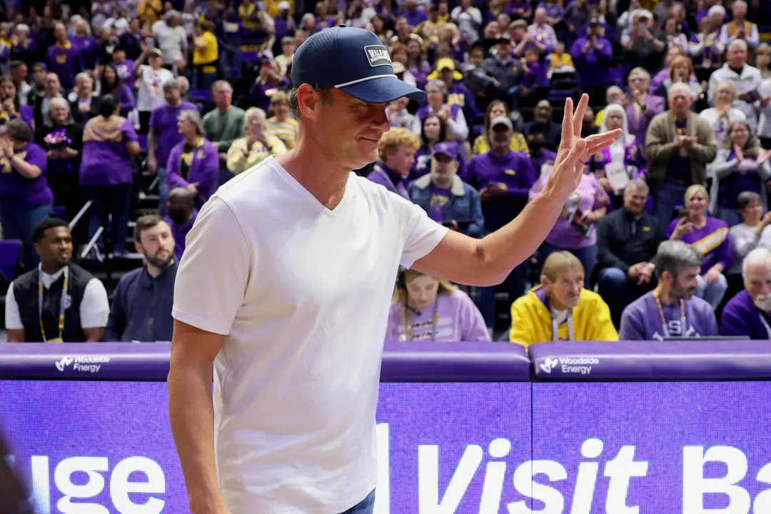 Lane Kiffin apontou para a SEC e a agenda de jogos, usando lesões de jogadores do LSU como exemplo. Ele defendeu que a …