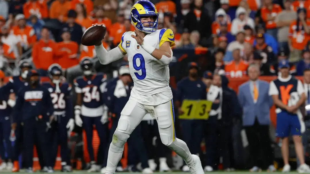 Stafford, quarterback dos Rams, lançou um pick-six para o linebacker Hufanga contra os Broncos, virando a liderança do …