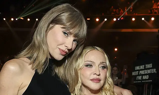 Taylor Swift e Madonna apareceram juntas para uma foto nos MTV VMAs 2026. É legal ver essas grandes figuras unindo forç…