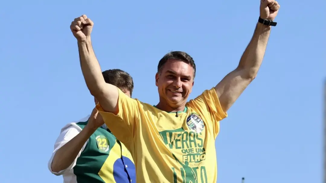 Flávio Bolsonaro alegou em Goiânia que o PT teria usado a CNBB para espalhar fake news sobre tirar Nossa Senhora Aparec…