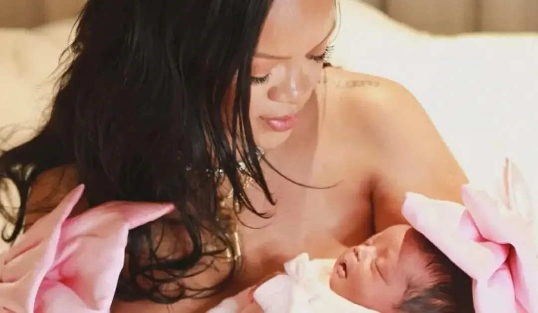 Rihanna mostrou fotos raras da filha caçula Rocki Irish Mayers, que completou 1 ano dia 13 de setembro. É bom ver essas…