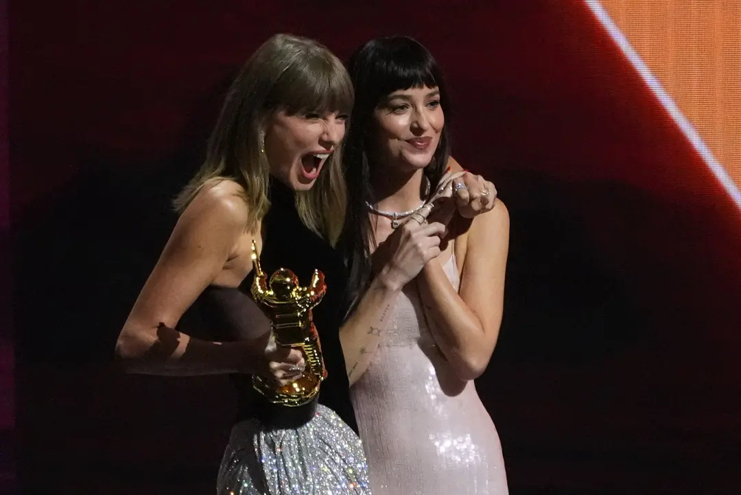 Taylor Swift e Dakota Johnson reagiram ao video musical Patient Zero na MTV VMAs. A artista principal foi indicada em v…