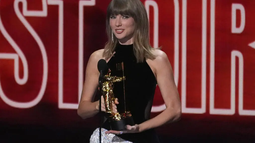 Taylor Swift atingiu 31 prêmios, tornando-se a artista mais premiada na historia dos MTV VMAs com o Artist Director Hon…