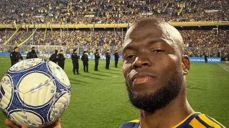 Valencia saiu do banco e marcou três gols em vinte minutos, garantindo a vitória do Boca no clássico. Essa explosão mos…