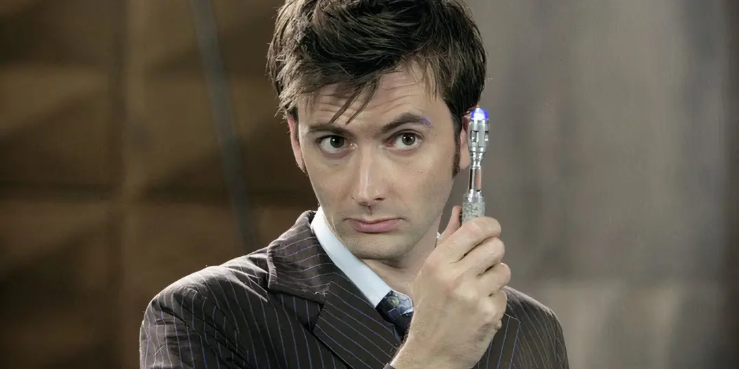 A música tema do Doctor Who, que existe desde 1963, foi criada usando técnicas manuais como gravar água sendo despejada…