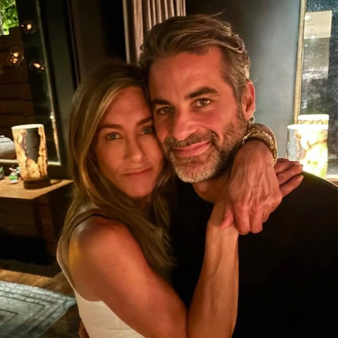 Jennifer Aniston postou foto de caiaque de biquíni e um momento tranquilo com Jim Curtis e os cachorros. É bom ver esse…