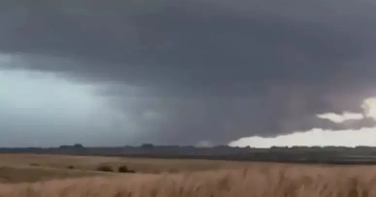 Supercélula filmada perto de Alegrete no Rio Grande do Sul. Esse tipo de tempestade, com sua corrente de ar giratória, …