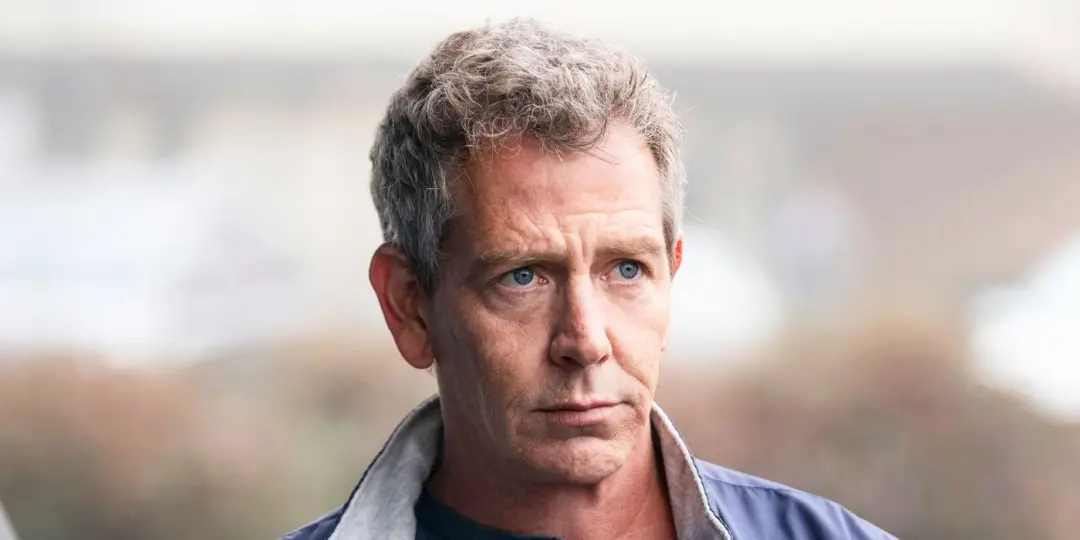 The Outsider, de Stephen King, virou minissérie na HBO em 2020. A série de terror psicológico com Ben Mendelsohn e Cynt…